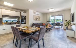 3 Bedroom Amazing Home In Stinjan 