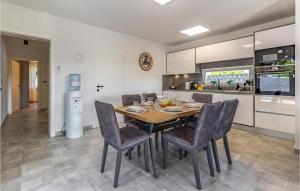 3 Bedroom Amazing Home In Stinjan 