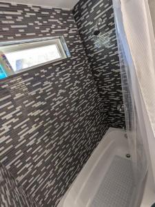 Shady Oaks Cottage: A Peaceful & Relaxing Getaway