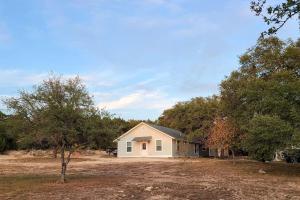 Shady Oaks Cottage: A Peaceful & Relaxing Getaway