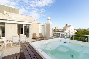 Cobertura em Ed. Frente ao mar, com jacuzzi privativa!