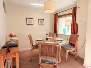 4 Greencross Cottages