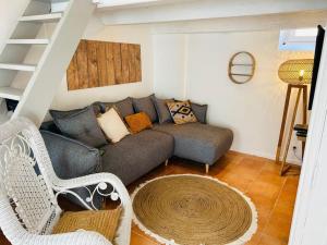 *Blue Éden* Au cœur du village