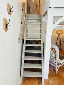 *Blue Éden* Au cœur du village