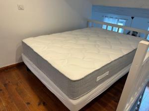 *Blue Éden* Au cœur du village