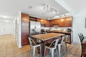 Remodeled 3BD plus Bunks! Low Floor Family Beach Resort! 5 Pools! by Dolce Vita Getaways PCB