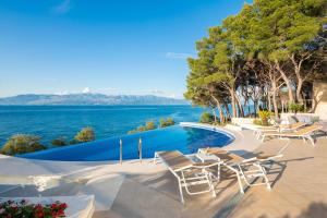 Luxury villa Sutivan Infinity with heated pool on Brac