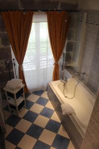 Hotels Logis Domaine des Chais : photos des chambres