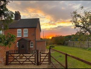 Victorian quirky farm cottage next to forest & close to beach