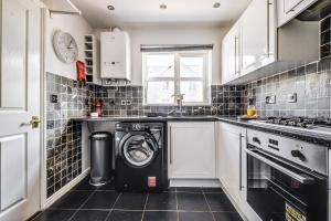 Large 4 bed with free parking close to town centre fast WiFi and crisp hotel standard linen hosted by Our Home Short Stays