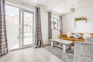 Large 4 bed with free parking close to town centre fast WiFi and crisp hotel standard linen hosted by Our Home Short Stays