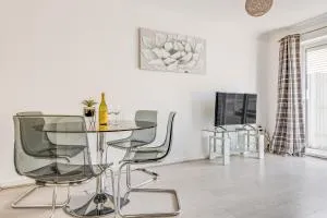 Large 4 bed with free parking close to town centre fast WiFi and crisp hotel standard linen hosted by Our Home Short Stays - Wilshamstead