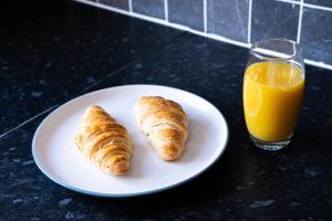 Large 4 bed with free parking close to town centre fast WiFi and crisp hotel standard linen hosted by Our Home Short Stays