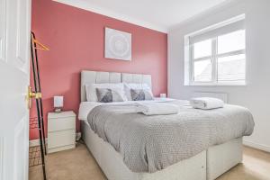 Large 4 bed with free parking close to town centre fast WiFi and crisp hotel standard linen hosted by Our Home Short Stays