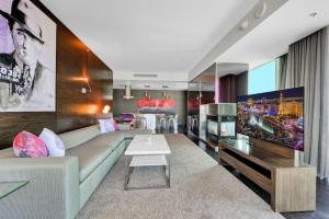 Palms Place Residence Deluxe Suite with Pool and Gym