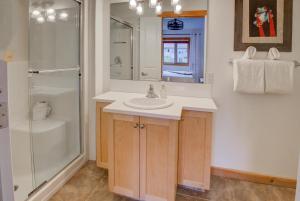 Modern Nordic 2 Bedroom Mountain View Condo