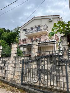 House with pool and sea view