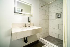 ERTH INN by AGA- Bell Garden