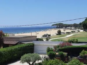 à moins de 100 m de la plage à pied - Cité des Bormettes
