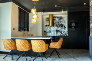 Golden Flamingo Apartment