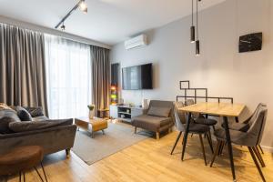 Golden Apartments Warsaw - Luxury Building, Rooftop Terrace, Sienna