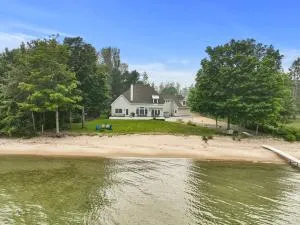 Northport Bay Beach Getaway - Suttons Bay