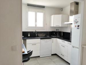 Charmant F3 lumineux proche plage et vue mer à Carqueiranne