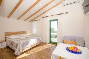 Apartments Mira Beachfront Bliss