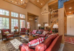 Uncle Chris Cabin by KABINO Air Conditioning Smart TVs Chefs Kitchen Spacious WiFi Grill Bills Island Reservoir Fishing - Ubytování bez kategorie ve městě Island Park