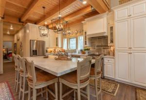 Uncle Chris Cabin by KABINO Air Conditioning Smart TVs Chefs Kitchen Spacious WiFi Grill Bills Island Reservoir Fishing