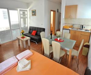 One-Bedroom Apartment with Balcony room in Apartments Franićević