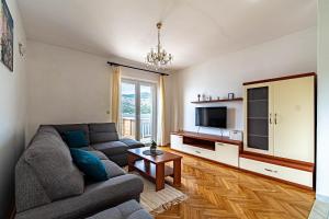 Three-Bedroom Apartment with Terrace and Sea View room in Apartment Tri Zala 9237d