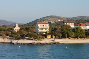 Apartments by the sea Rogoznica - 4805