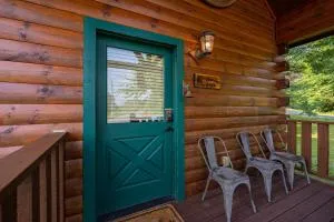 American Eagle Cabin, FREE tickets 3 bed 3 bath with game room, hot tub, Wi-Fi, easy roads - Walnut Grove