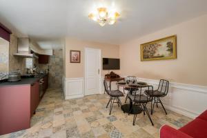 B&B / Chambres d'hotes Le Petit Chateau de Barbizon au Bois du Mee : photos des chambres
