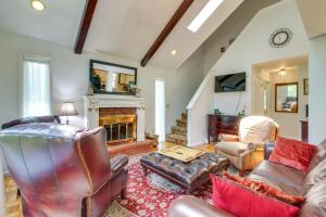 Fire Pit, Kayaks and Hammocks Long Pond Home!