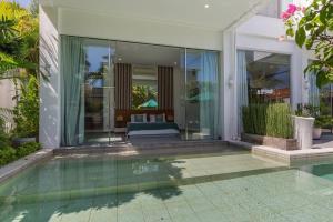 Villa Serenity: modern design luxury 12m pool and BBQ