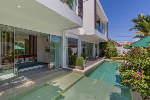 Villa Serenity: modern design luxury 12m pool and BBQ