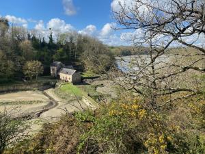 Maisons de vacances Breton stone cottage with a garden near the river : photos des chambres