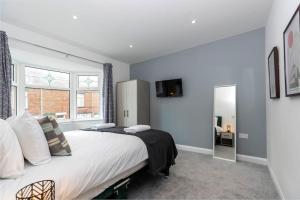 Stunning newly refurbished house by Our Home Short Stays with TV in each bedroom and crisp white hotel linen