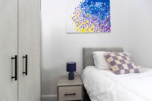 Stunning newly refurbished house by Our Home Short Stays with TV in each bedroom and crisp white hotel linen