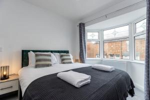 Stunning newly refurbished house by Our Home Short Stays with TV in each bedroom and crisp white hotel linen