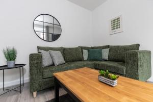 Stunning newly refurbished house by Our Home Short Stays with TV in each bedroom and crisp white hotel linen