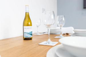 Stunning newly refurbished house by Our Home Short Stays with TV in each bedroom and crisp white hotel linen