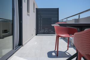 Sky-High Central Penthouse w. Stunning Views - 02