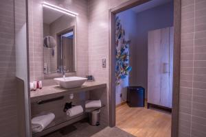 Hotels Kyriad Prestige Lyon Est - Saint Priest Eurexpo Hotel and SPA : photos des chambres