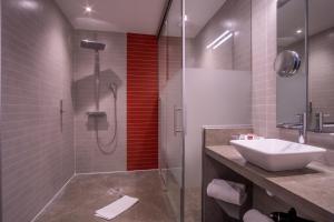 Hotels Kyriad Prestige Lyon Est - Saint Priest Eurexpo Hotel and SPA : photos des chambres