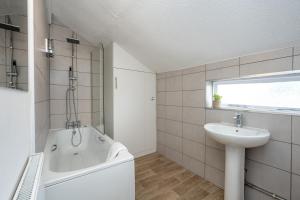 Spacious 4BR Home with outdoor seating in Swansea