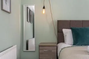 Stay at the Marine House - TV in every bedroom! - Morriston