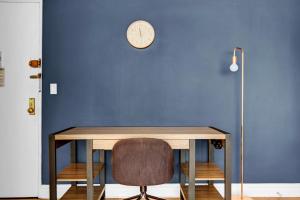 Central Midtown E 1BR w Gym Doorman NYC-17